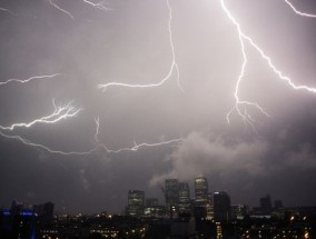 随着气象地图变成可怕的红色，英国预测亚速尔群岛将在几天内出现特大雷暴